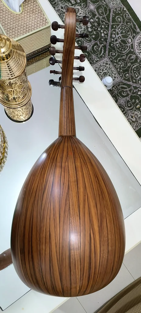 عود تركي مصنوع من خشب الجوز ووجه من خشب السبروس. الزند 19.  
عود مصمم بشكل جميل - مثالي لأي موسيقي!63207396425603112