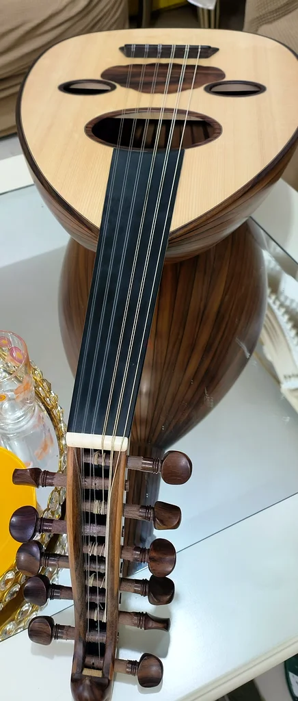 عود تركي مصنوع من خشب الجوز ووجه من خشب السبروس. الزند 19.  
عود مصمم بشكل جميل - مثالي لأي موسيقي!63207396425603114