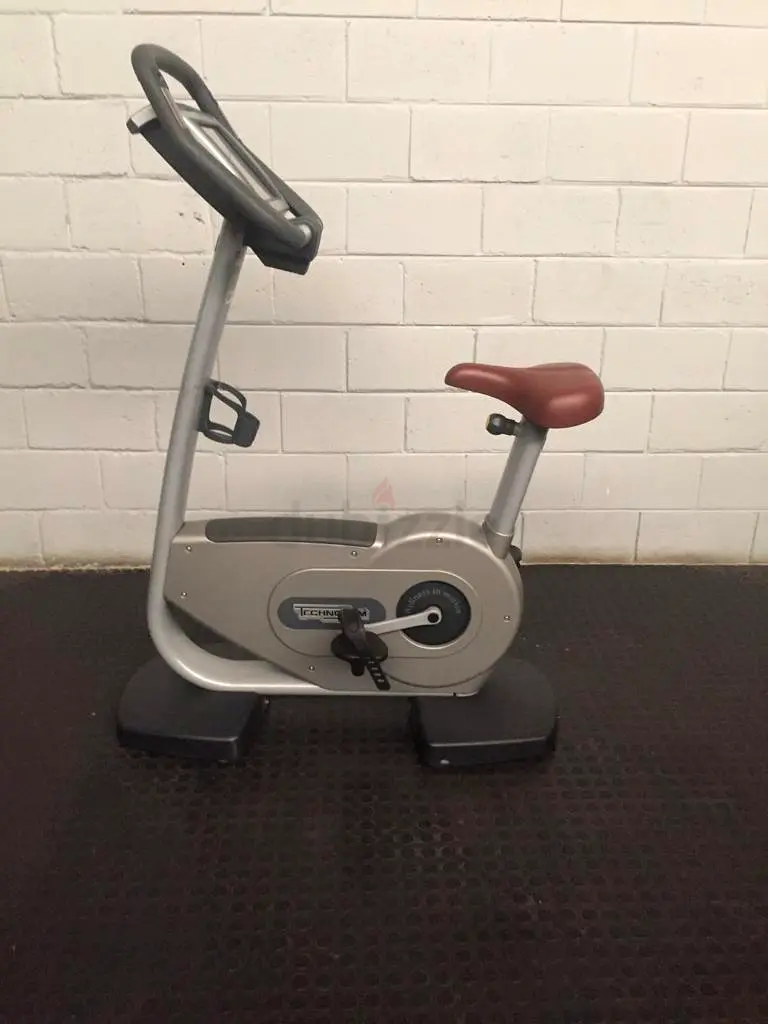 Bicicleta vertical Technogym Powered Excite 700 con consola LED
