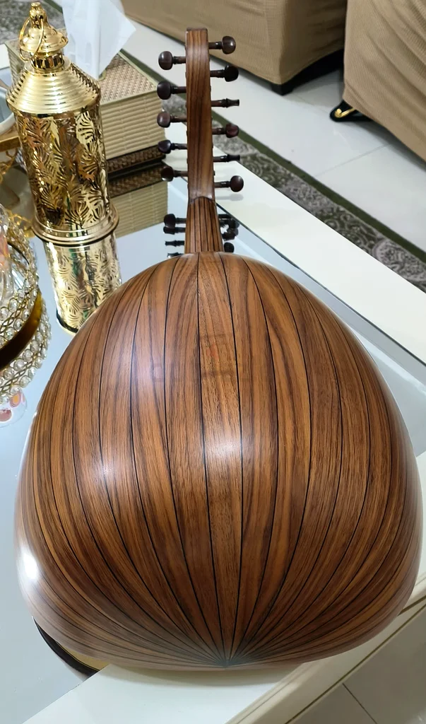 عود تركي مصنوع من خشب الجوز ووجه من خشب السبروس. الزند 19.  
عود مصمم بشكل جميل - مثالي لأي موسيقي!63207396425603113