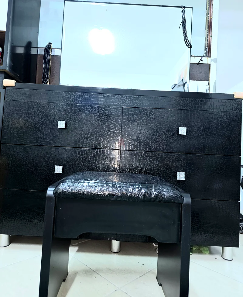 Stylish Black Dresser with Matching Stool - Perfect for Your Bedroom - 6 drawers63219337262594110