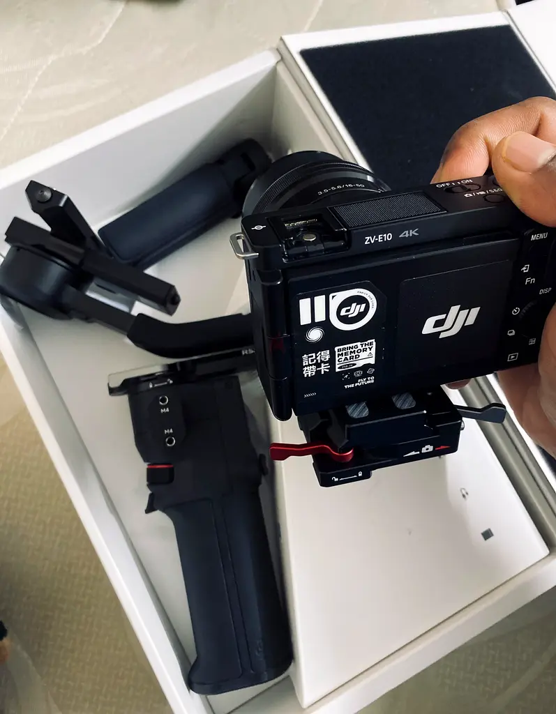 Sony ZV-E10 con DJI RS3 Mini