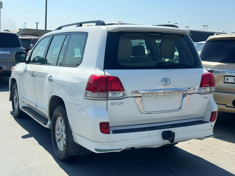 Toyota landcruiser 2010 v6 white color GCC calen car63158801831425112