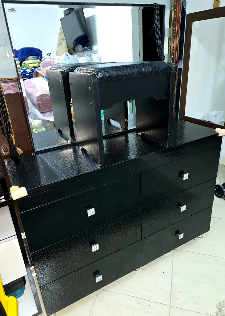 Stylish Black Dresser with Matching Stool - Perfect for Your Bedroom - 6 drawers63219337262594112