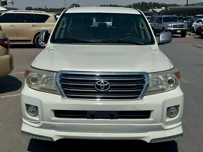 Toyota landcruiser 2010 v6 white color GCC calen car
