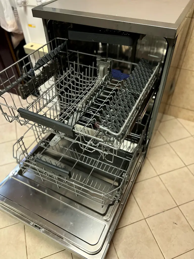 Dish washer