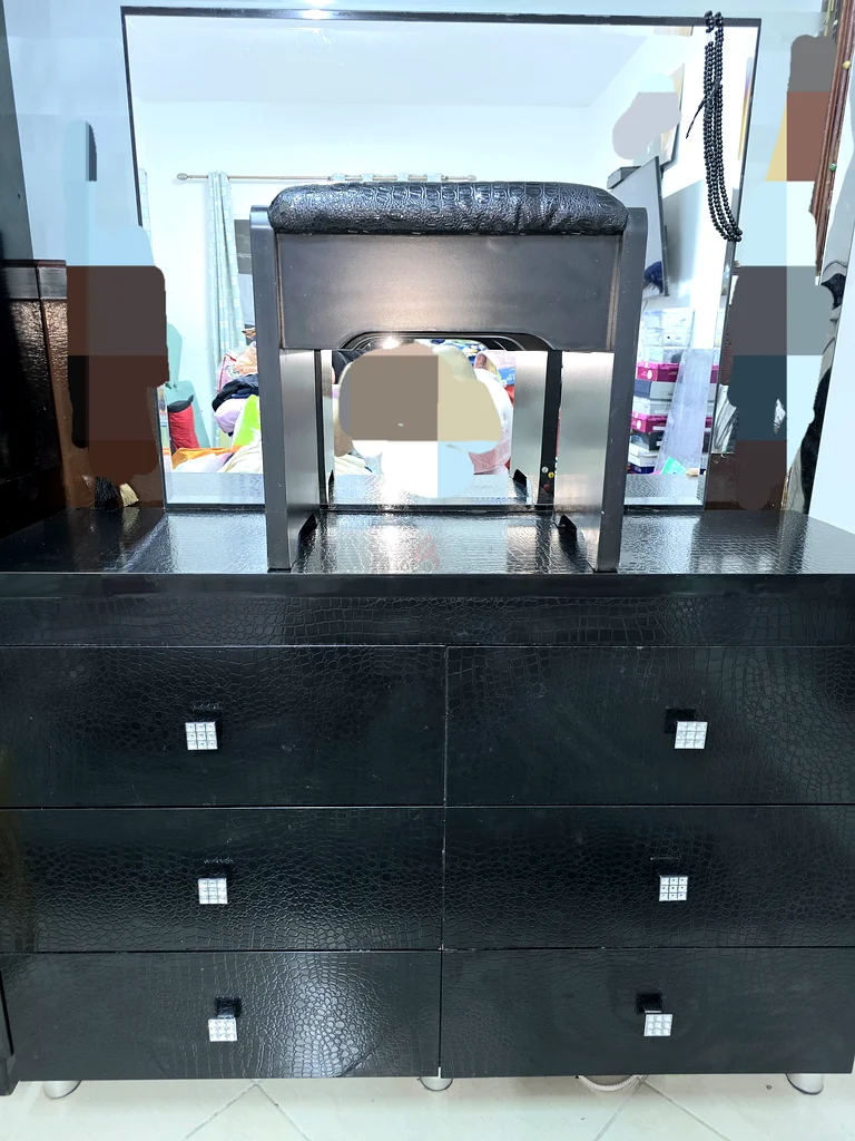 Stylish Black Dresser with Matching Stool - Perfect for Your Bedroom - 6 drawers63219337262594111