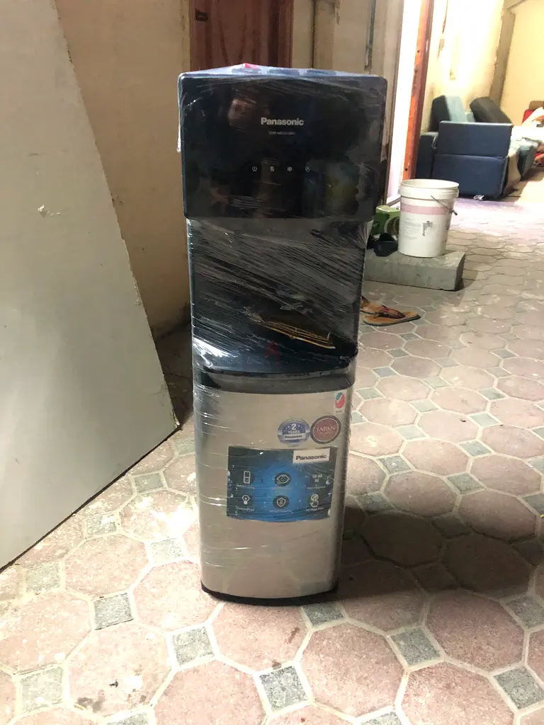 Bottom load water dispenser