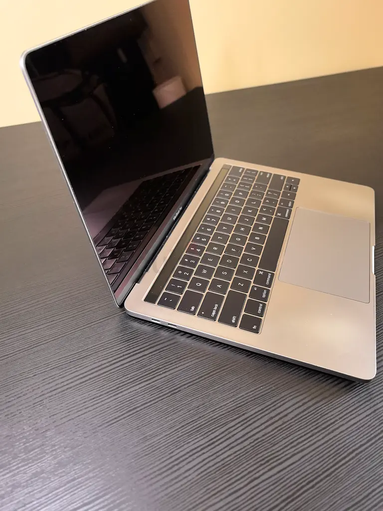 MacBook Pro 13-inch Touch bar 201763254993590914112