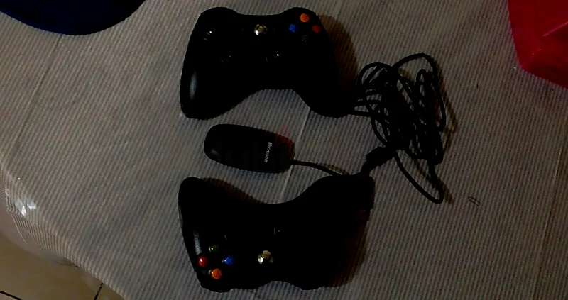 جهازا تحكم مزدوجان من Xbox مع مستقبل سلكي632293032520991122