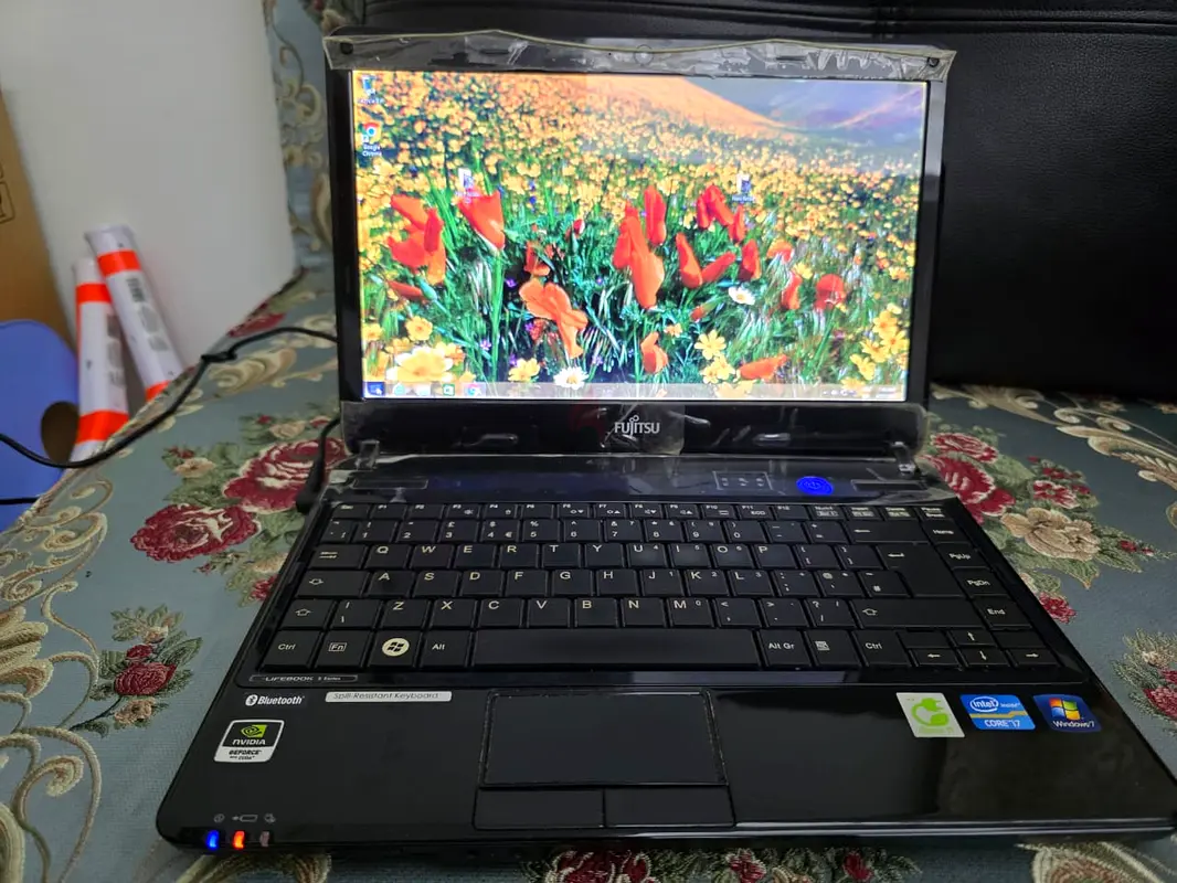 Compact Fujitsu Laptop - Perfect for Everyday Use!