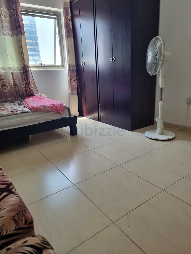 غرفة نوم رئيسية مفروشة بالكامل متاحة للإيجار الشهري في مجمع 363127777912962113