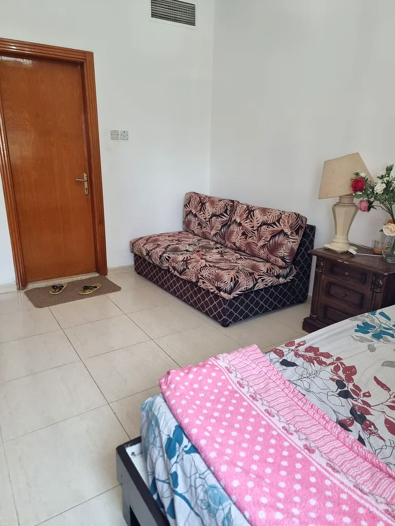 غرفة نوم رئيسية مفروشة بالكامل متاحة للإيجار الشهري في مجمع 363127777912962114