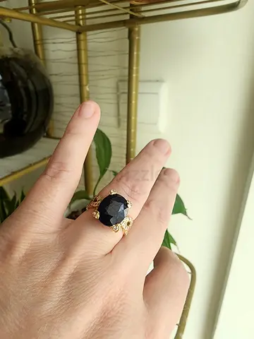 Elegant Gold Ring with Stunning Blue Saphire and diamonds