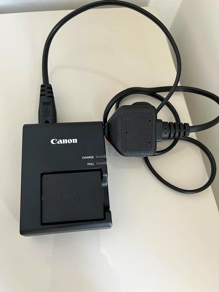Canon EOS2000D DSLR (with original packaging)63174322625665113