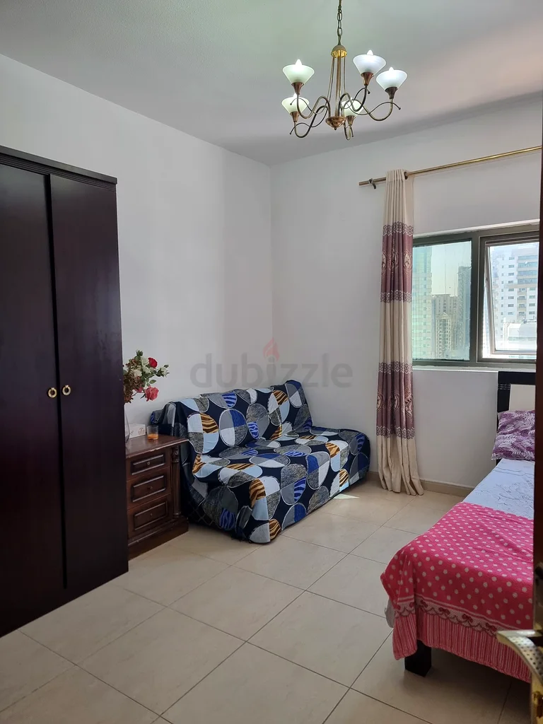 غرفة نوم رئيسية مفروشة بالكامل متاحة للإيجار الشهري في مجمع 363127777912962111