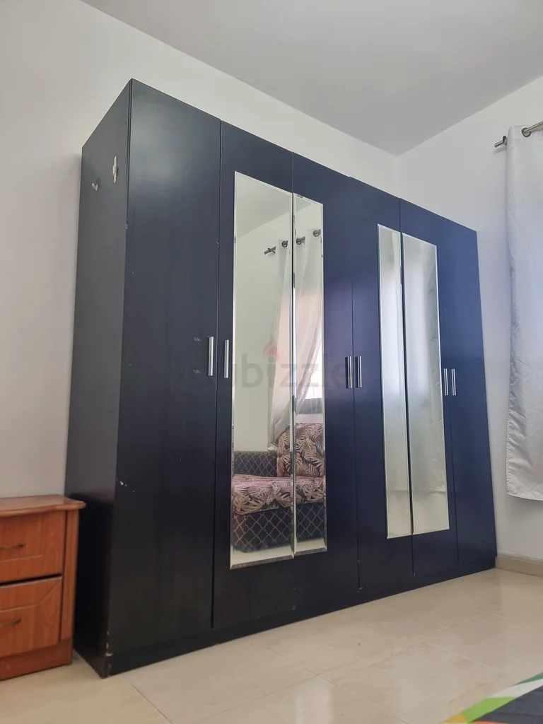 غرفة نوم رئيسية مفروشة بالكامل متاحة للإيجار الشهري في مجمع 363127777912962112