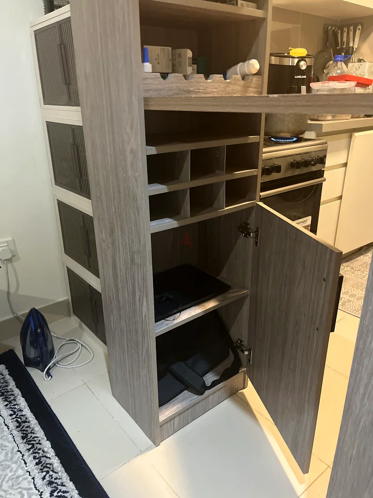 جزيرة مطبخ عصرية أنيقة مع إكسسوارات ومساحة تخزين63188648536834112