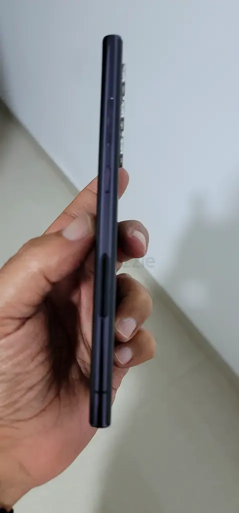 Sleek, Lightweight Mobile Phone for Sale!