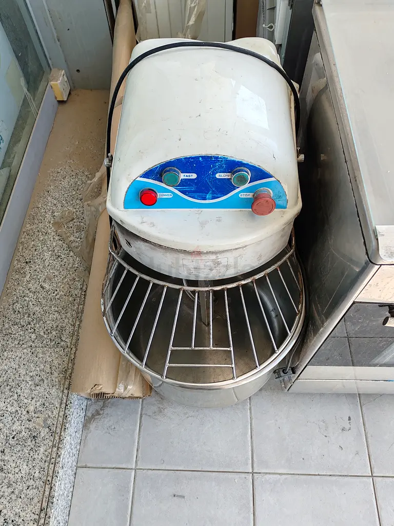 Dough machine, flour mixing machine