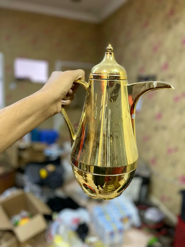 Elegant Vintage Coffee Pot - A Timeless Collectible!63222338682755112