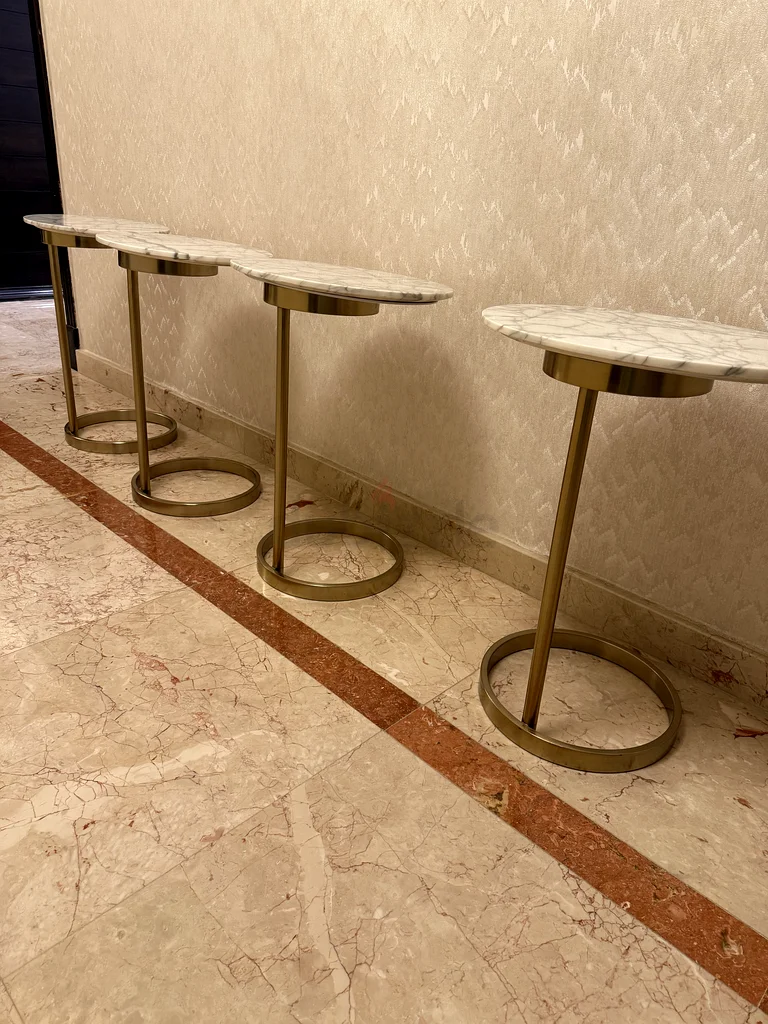 طقم مكون من 4 طاولات جانبية عالية الجودة وبتصميم أنيق مع أسطح رخامية فاخرة63216834663938111