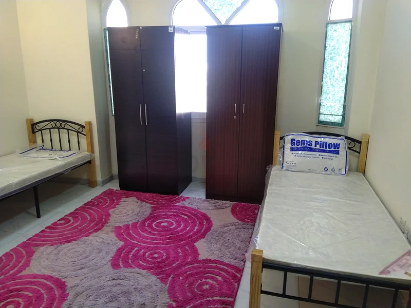 Fully Furnished luxury Bed-space available for Muslim executive bachelors with free parking solution63221841067393112