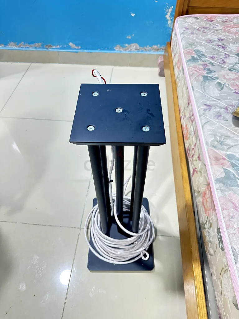 حوامل مكبرات صوت من علامة سوليدستيل، مستعملة لمدة شهر632640935847701115