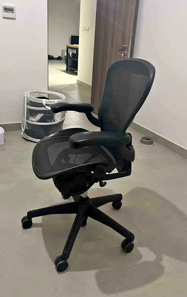 Selling For Herman Miller Comfort Meets Style: Ergonomic Aeron Chair63216835474307112