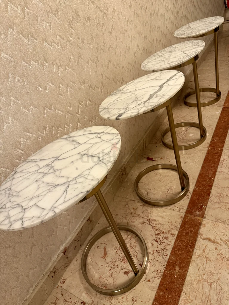 طقم مكون من 4 طاولات جانبية عالية الجودة وبتصميم أنيق مع أسطح رخامية فاخرة63216834663938112