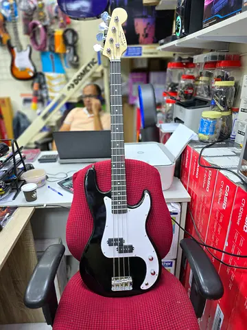 Bass electric guitar