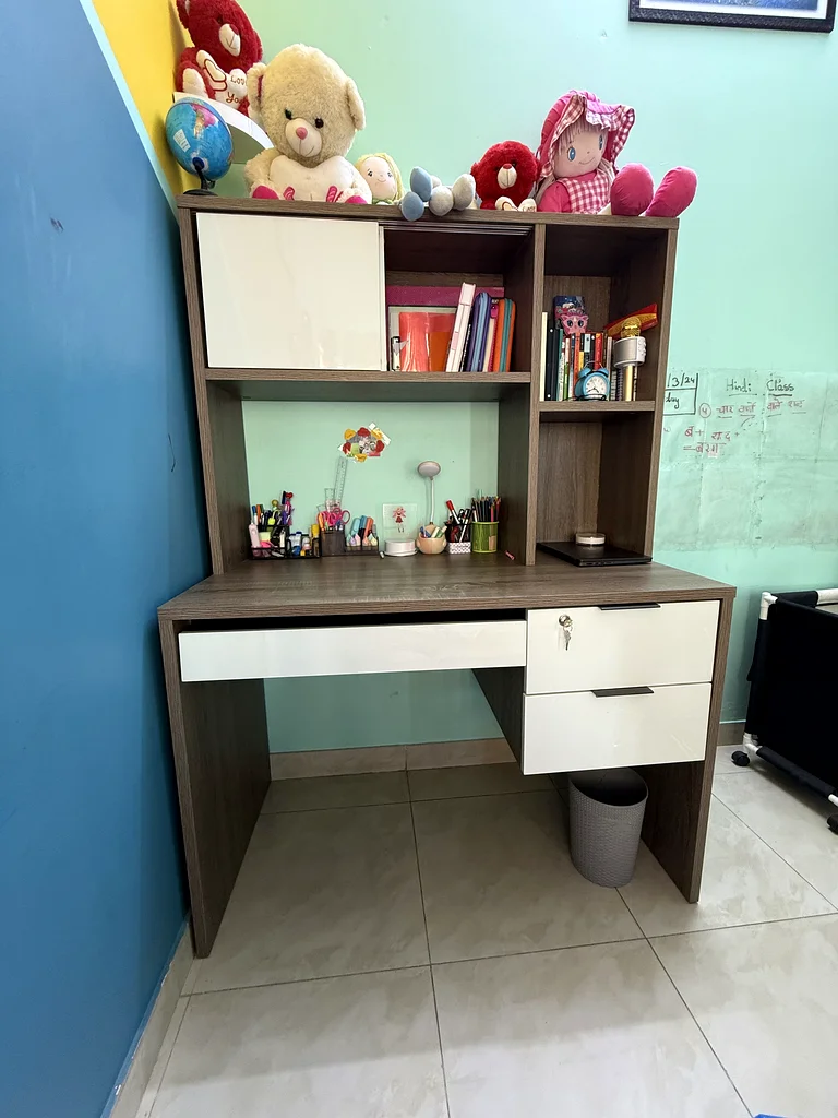 طاولة دراسة عصرية أنيقة مع خزانة - مثالية للأطفال!63179383841153112