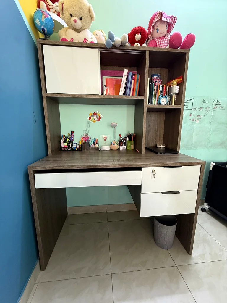 طاولة دراسة عصرية أنيقة مع خزانة - مثالية للأطفال!63179383841153110