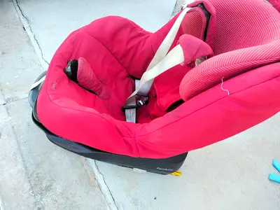 Maxi cosi pearl toddler ISOFIX car seat with base ONLY 80AED