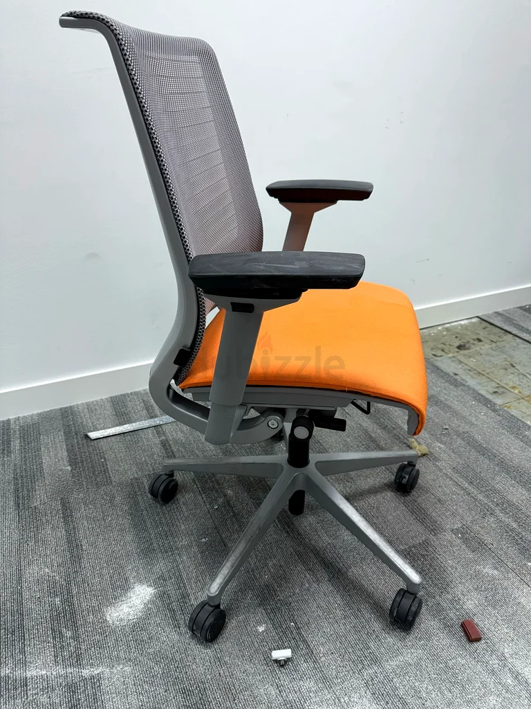 أبيع كرسي مكتب إرجونومي من شركة Steelcase63218317210627112