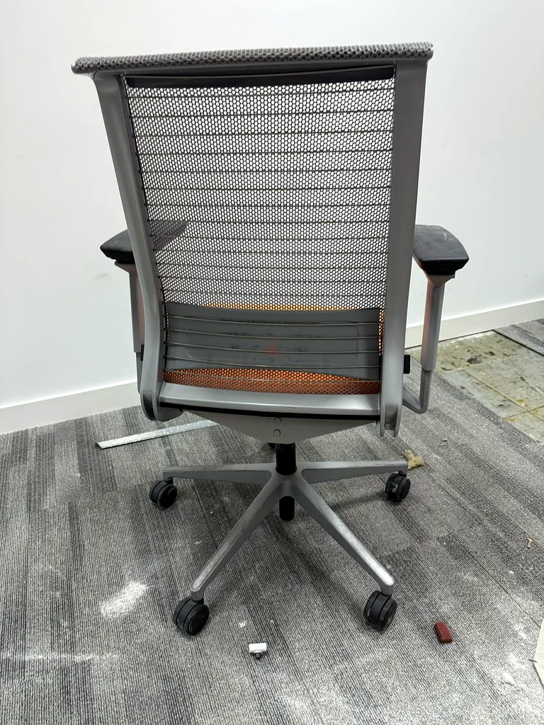 أبيع كرسي مكتب إرجونومي من شركة Steelcase63218317210627114