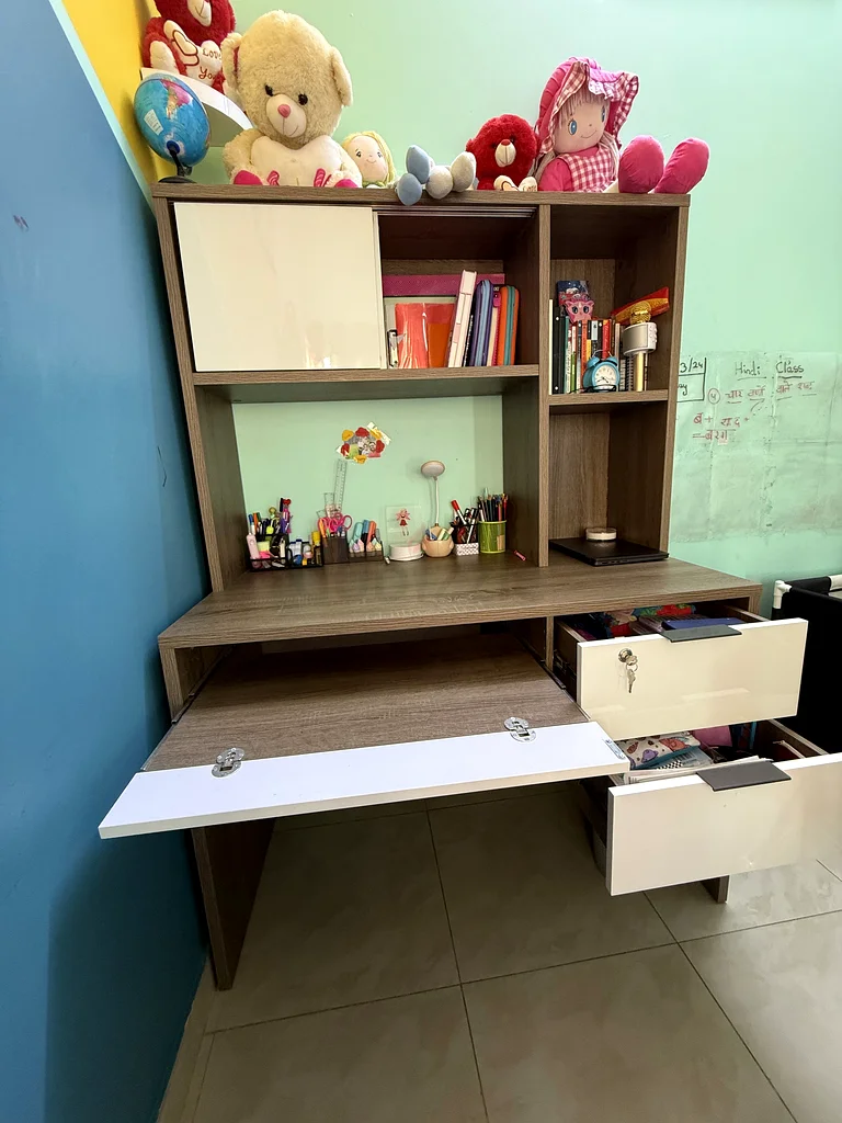 طاولة دراسة عصرية أنيقة مع خزانة - مثالية للأطفال!63179383841153111