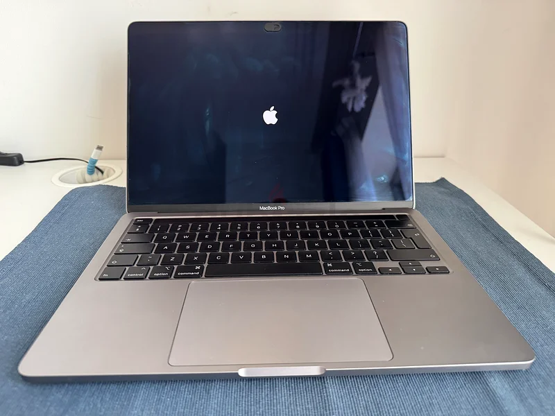 Sleek Apple MacBook Pro - Your Perfect Portable Companion!63167116621314112