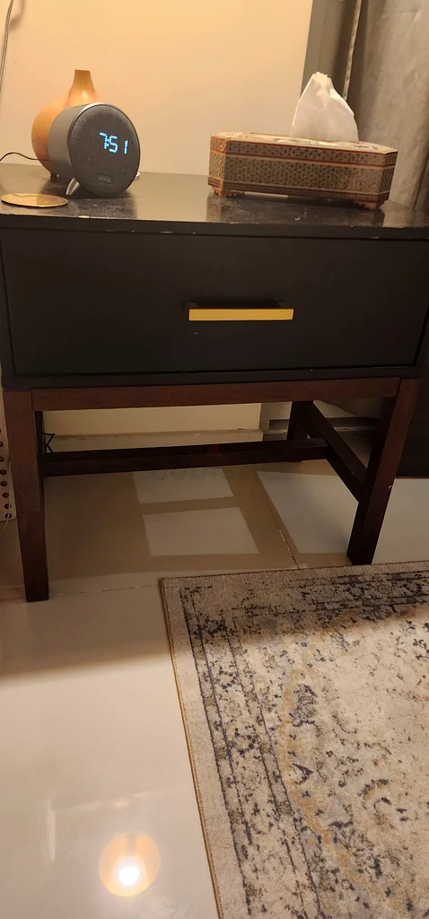 منضدة ليلية63179386354306112
