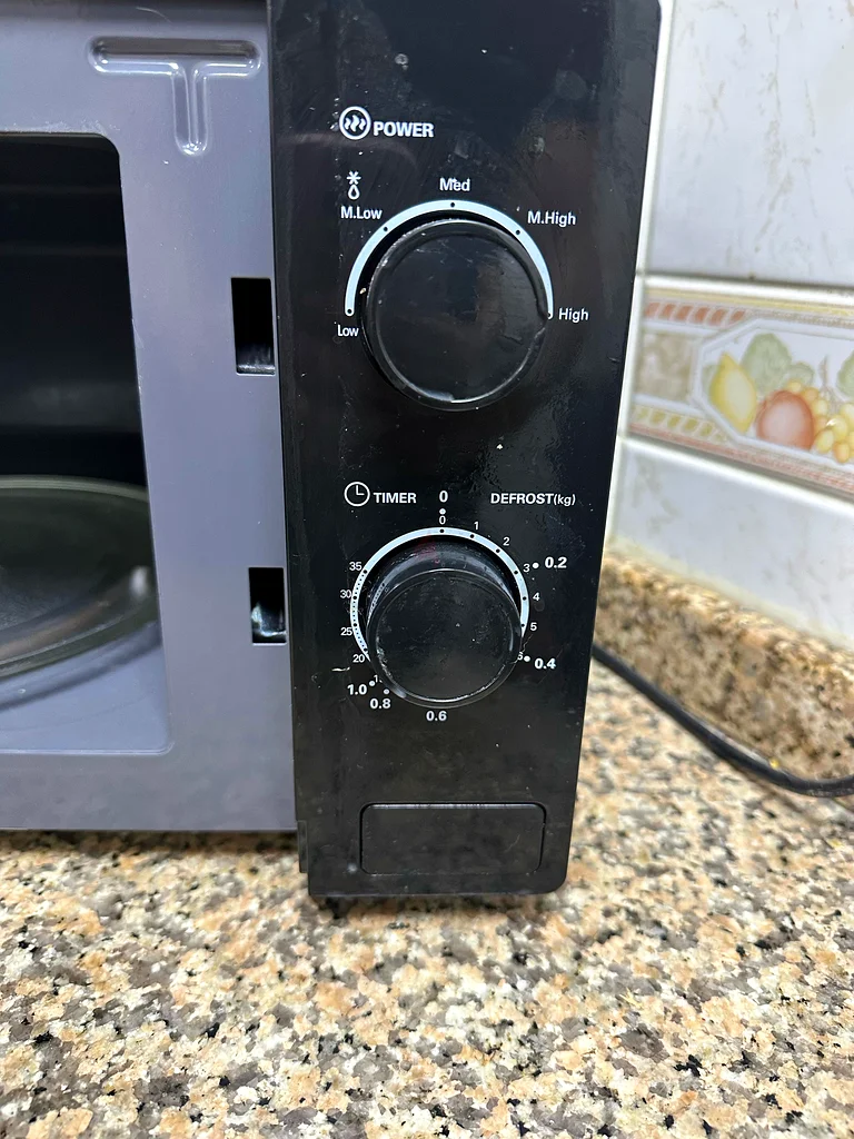 Compact and Reliable Black+Decker Microwave for Quick Meals!63247749356802111