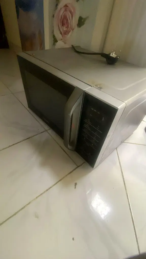 Efficient Microwave Oven for Quick Meals!