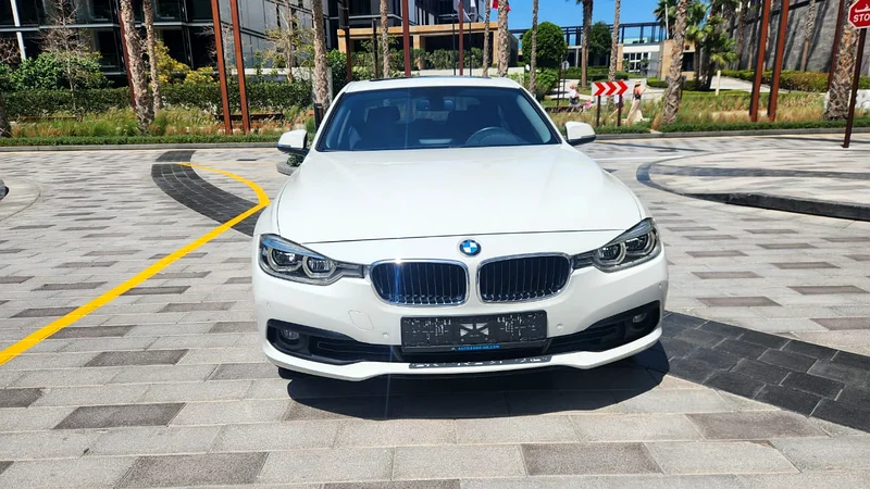 2018 بي إم دبليو 318i - مع سقف بانورامي - حالة ممتازة - تمويل مصرفي متاح63178402939779111