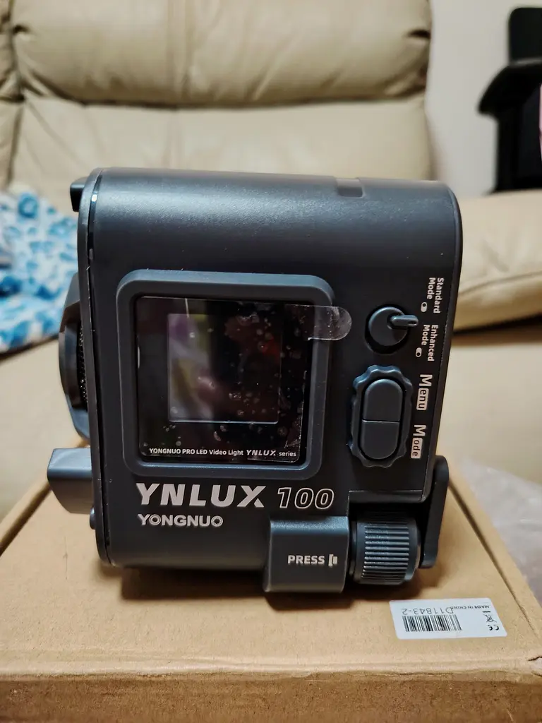 ضوء فيديو LED مدمج YNLUX100 فقط