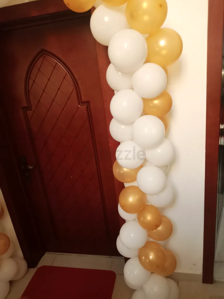 قوس بالونات ذهبي وأبيض رائع لمناسبتك!63178436846979111