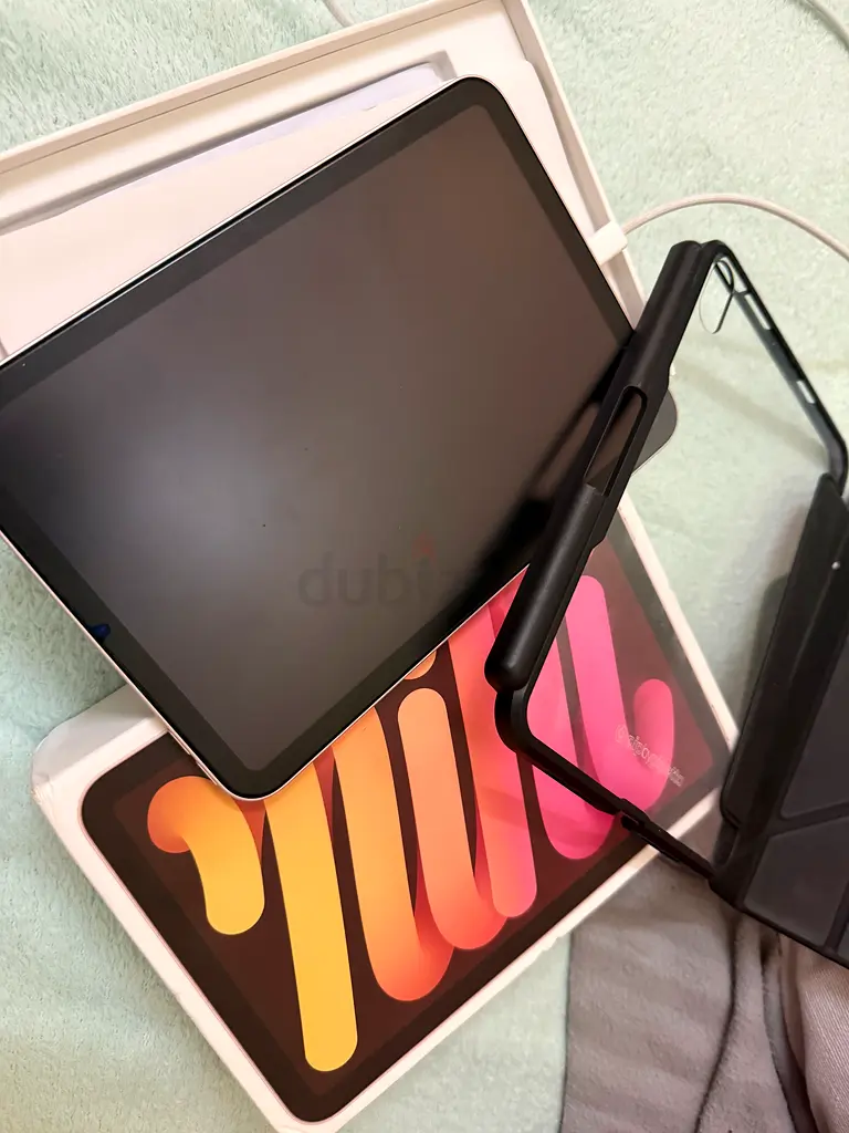Apple iPad with Case - Like New!63214896836226110