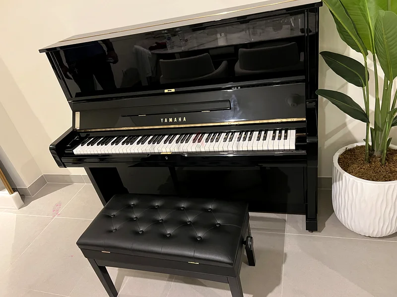 بيانو ياماها رأسي أنيق للبيع!63226780916483111