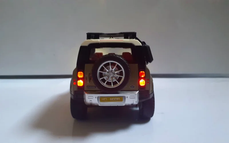 Stunning 1:18 Scale Model SUV - Perfect for Collectors!63226786648706112