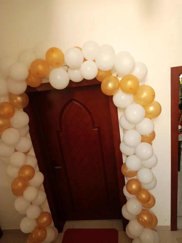 قوس بالونات ذهبي وأبيض رائع لمناسبتك!63178436846979112