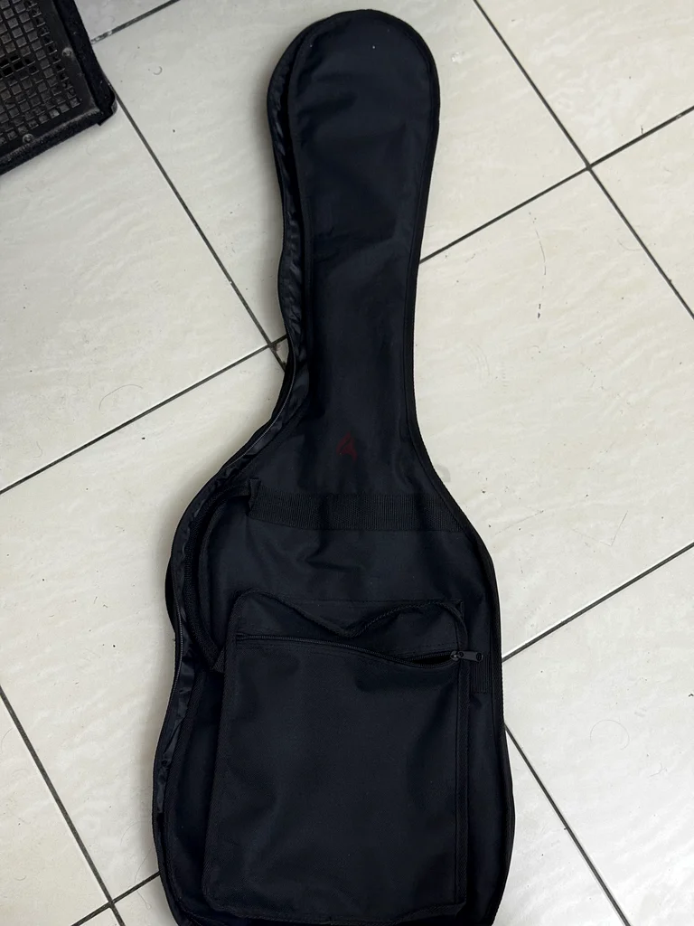 غيتار كهربائي أحمر من ياماها مع مكبر صوت وإكسسوارات!63174804416641111