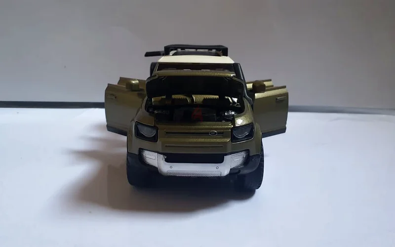 Stunning 1:18 Scale Model SUV - Perfect for Collectors!63226786648706114